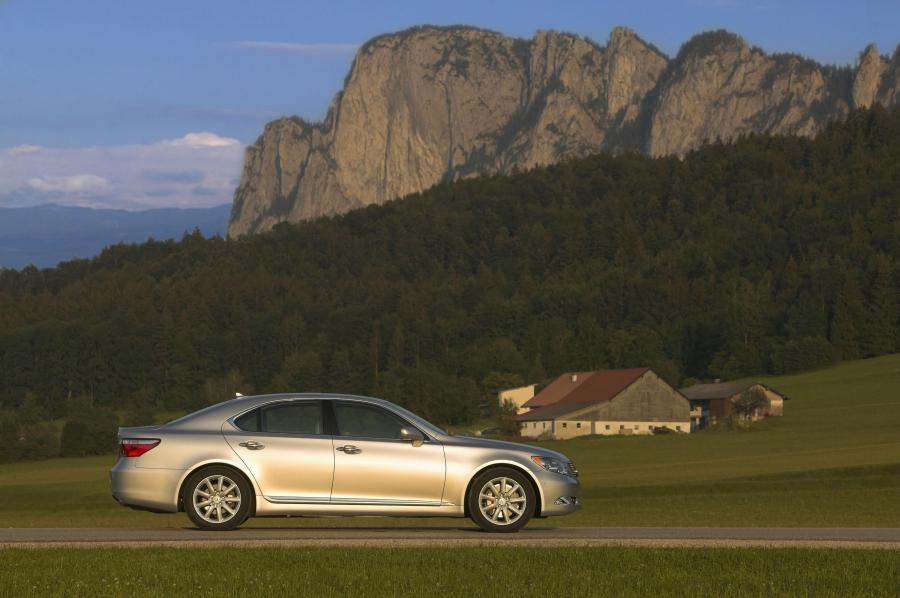  Lexus LS460 2009 года  (фото 12 из 23)